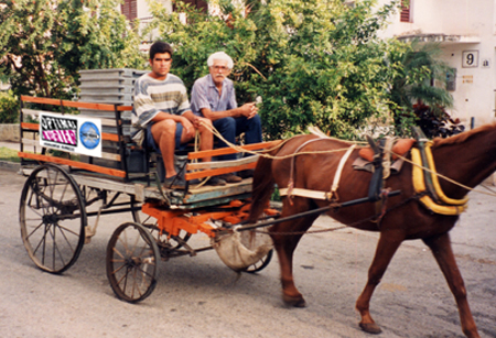 Optimal Kurier beim Ausliefern von Waren in Cuba